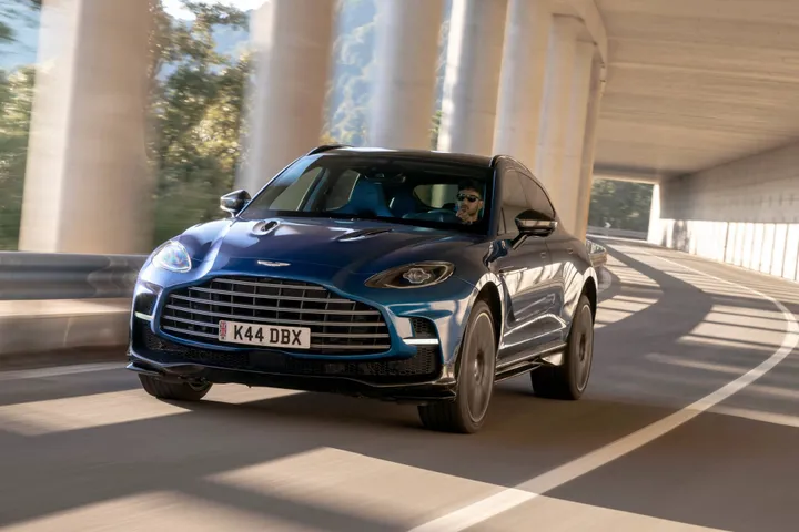 aston_martin_dbx707 colore blu in strada dinamica