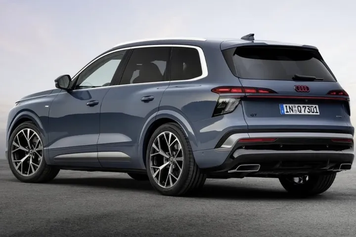 audi-q7-2027-rear