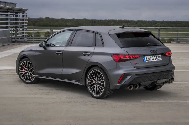 Audi S3 posteriore di colore grigio opaco