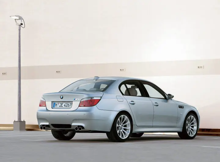 bmw m5 e60-posteriore