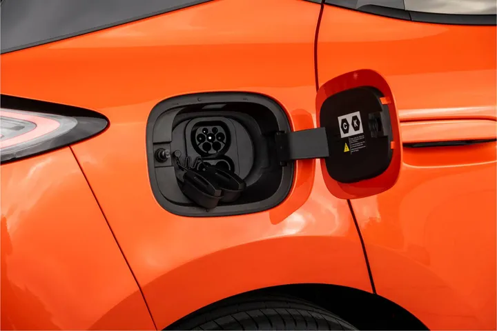 sul lato destro della BYD Dolphin G DM-i c'è lo sportello di ricarica