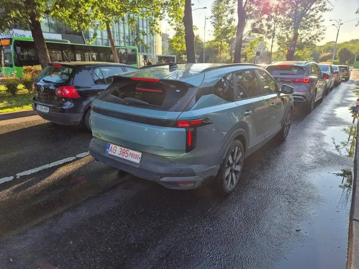 dacia-striker posteriore per strada