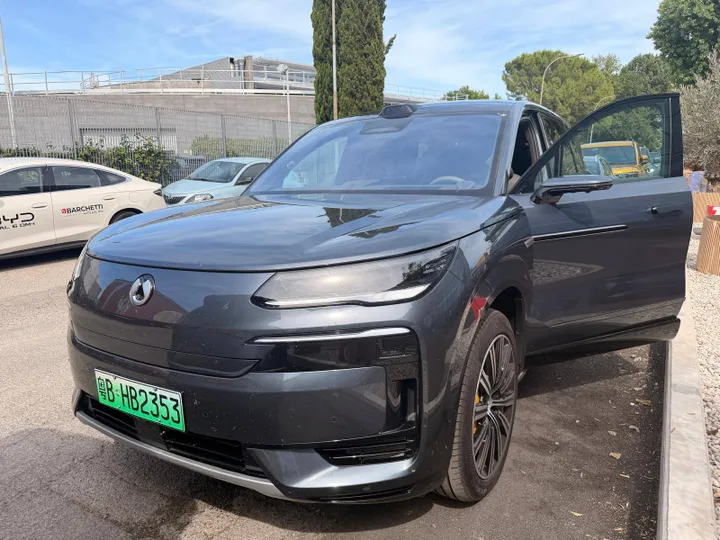 Nell'immagine si vede la Denza N9 in anteprima a Bologna
