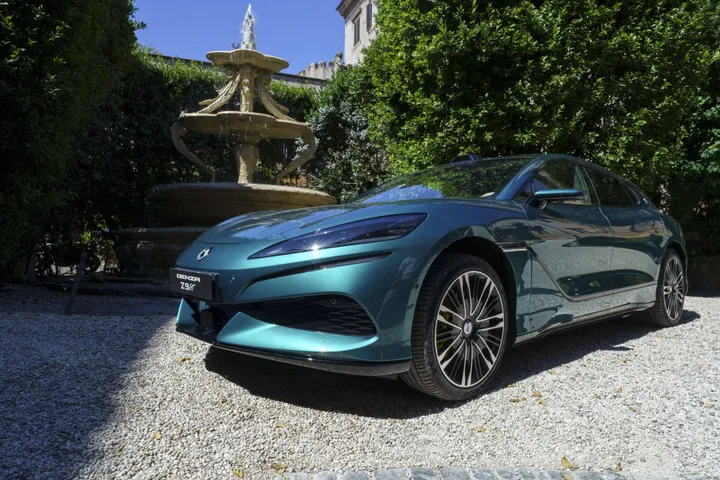 Nell'immagine si vede la Denza Z9GT nel palazzo Orsini Taverna a Roma
