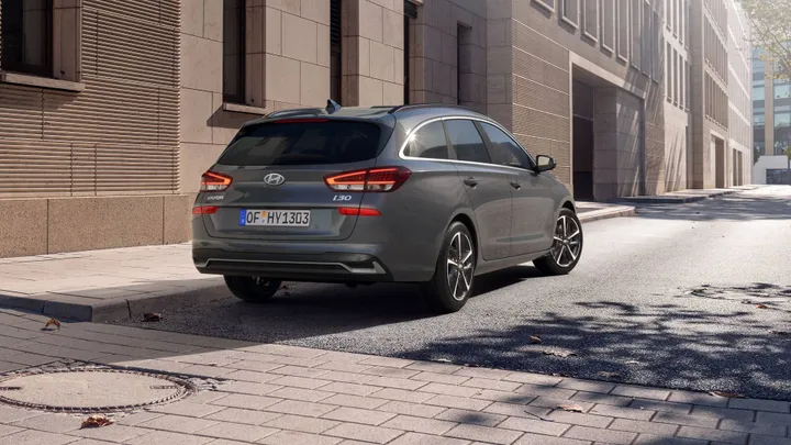 hyundai-i30 wagon posteriore parcheggiata