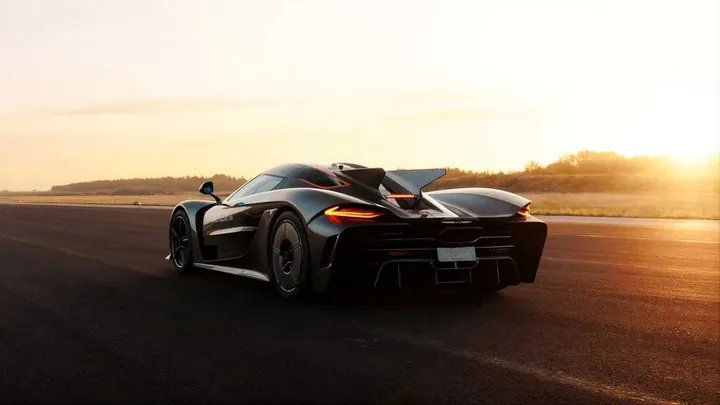 Nell'immagine si vede la Koenigsegg Jesko absolute in movimento vista dal fianco sinistro