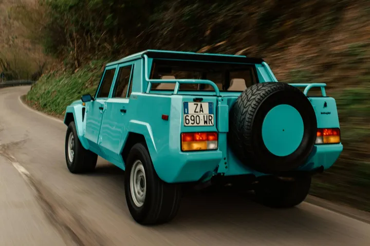 Lamborghini-lm002 posteriore dinamica colore azzurro