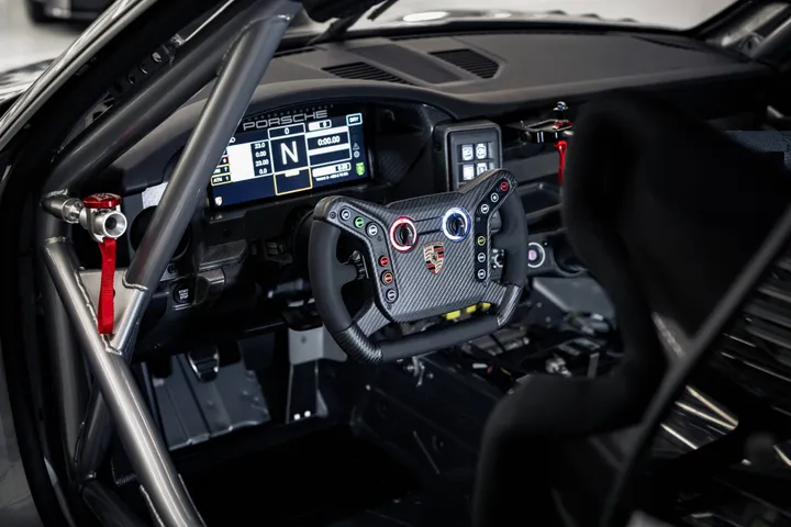 Porsche-911-gt4 interni