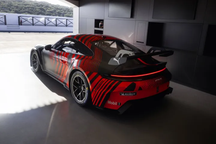 Porsche-911-gt4 posteriore