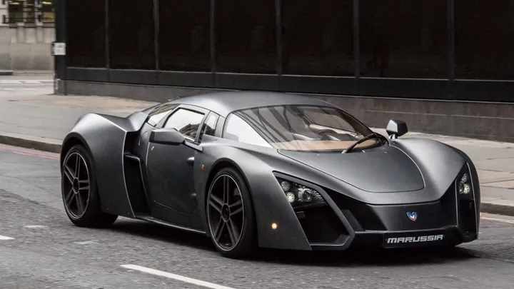 Nell'immagine si vede la Marussia B2 vista dal fianco sinistro