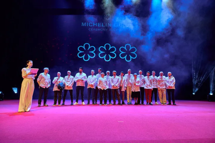 Nell'immagine si vede la cerimonia di premiazione di Michelin per le tre stelle del 2026