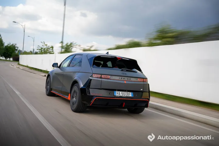 foto dinamica posteriore hyundai ioniq 5 N