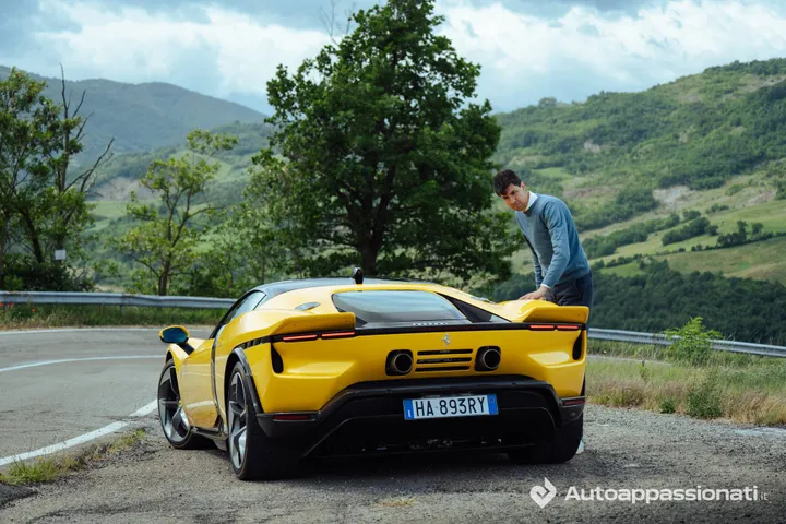 Ferrari 849 Testarossa statica posteriore con federico