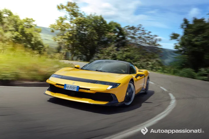 Ferrari 849 Testarossa dinamica anteriore di colore giallo in curva