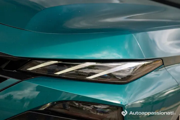 Peugeot 308 PHEV Hybrid__front headlights