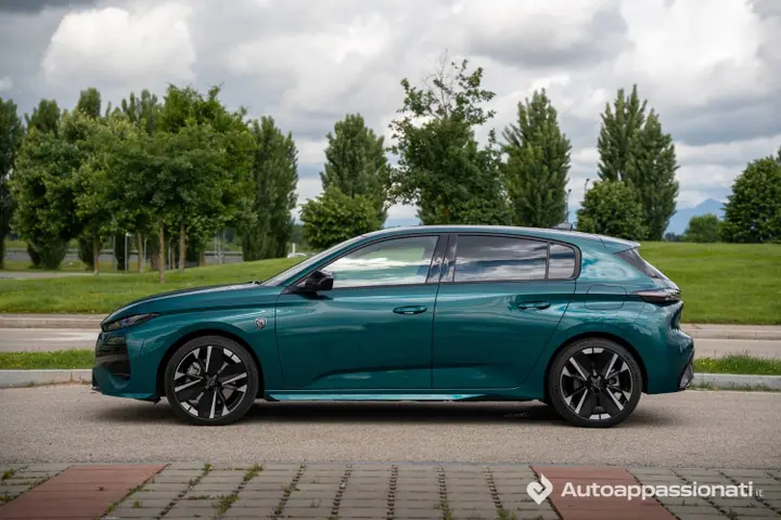Peugeot 308 PHEV Hybrid__side view