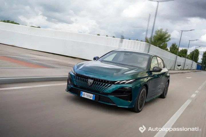 Peugeot 308 PHEV Hybrid__front side view