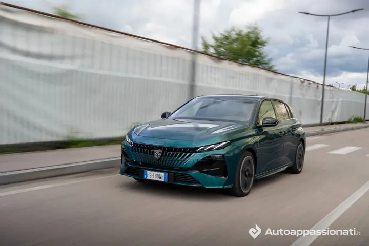 Peugeot 308 PHEV Hybrid__front side view