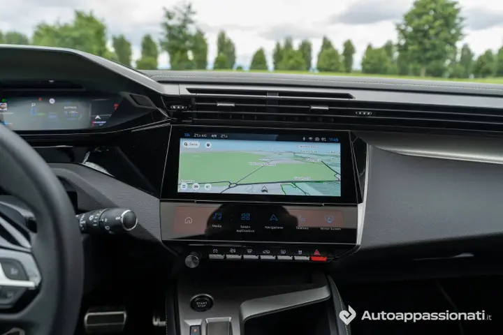 Peugeot 308 PHEV Hybrid__dashboard and HMI