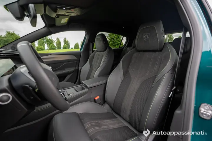 Peugeot 308 PHEV Hybrid__front seats