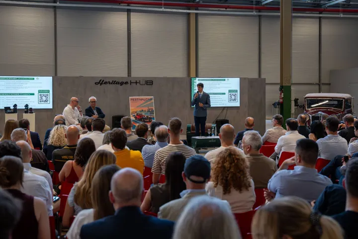 pubblico presentazione locandina festival car 2026