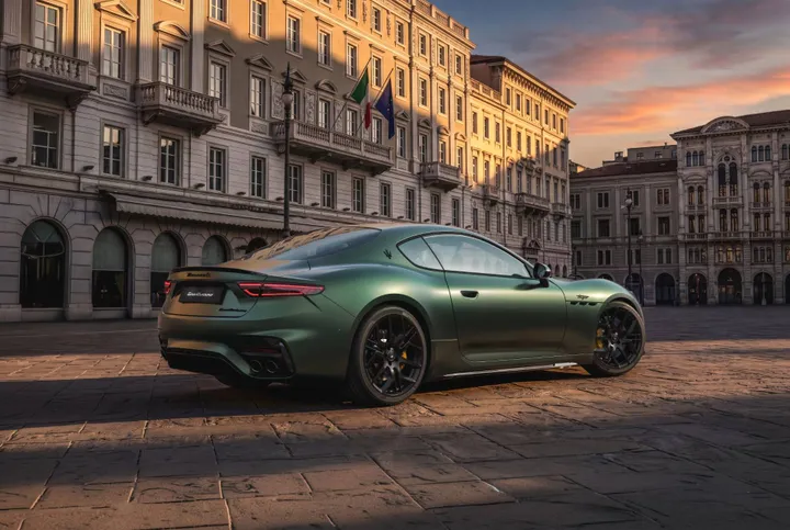 NEW MASERATI GRANTURISMO posteriore di colore verde