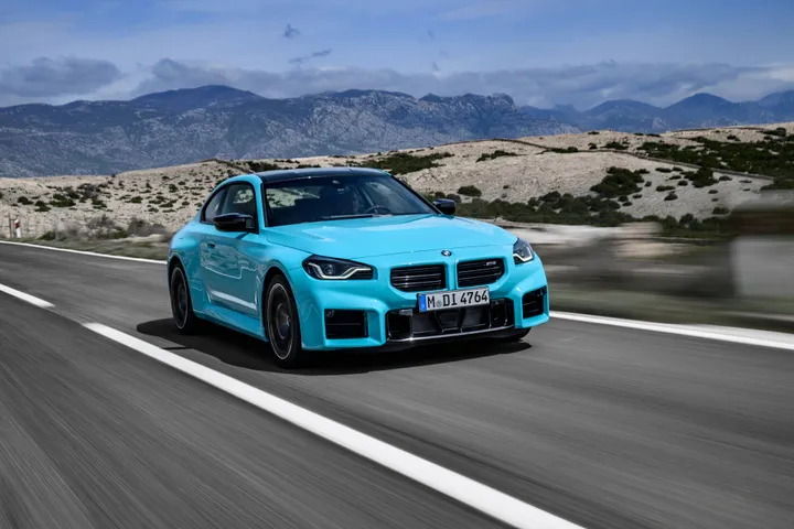 BMW M2 xDrive in dinamica colore azzurro