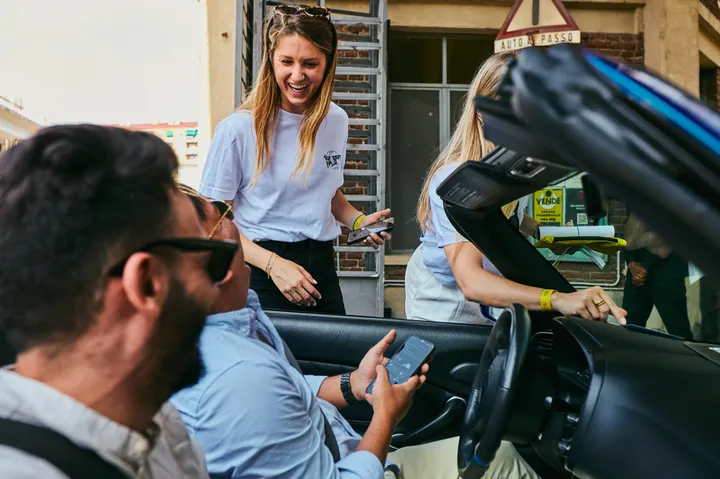 conducente passeggero entrano su auto sportiva ai docks dora occhiali da sole ragazza bionda