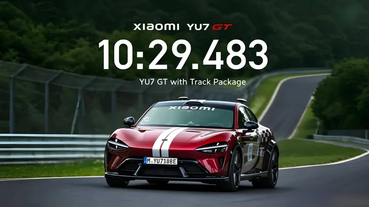 Nell'immagine si vede la Xiaomi YU7 rossa in pista al Nürburgring durante un tentativo di record