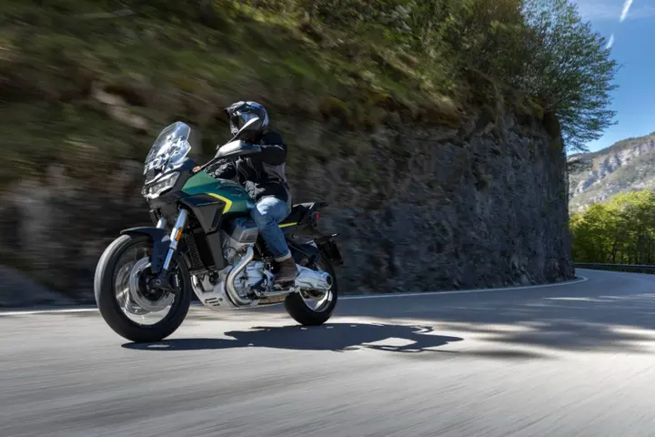 04-moto-guzzi-stelvio