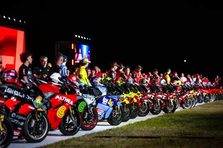 schiera di ducati da corsa alla festa di Ducati a Misano