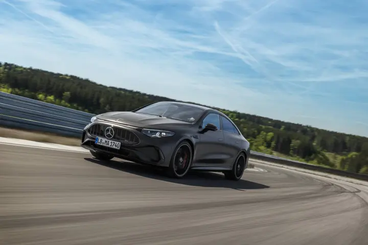 mercedes CLA 45 AMG dinamica anteriore