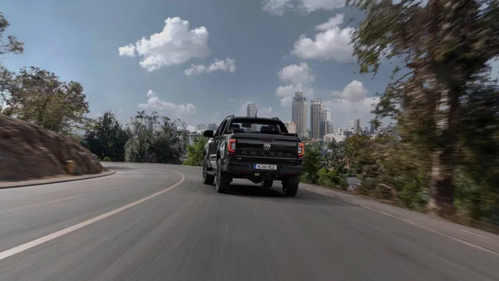 Volkswagen Amarok nera di posteriore dinamica di colore nero