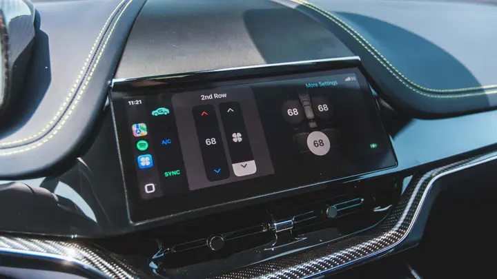 Nell'immagine si vede il sistema di Apple CarPlay ultra sulla Aston Martin DBX