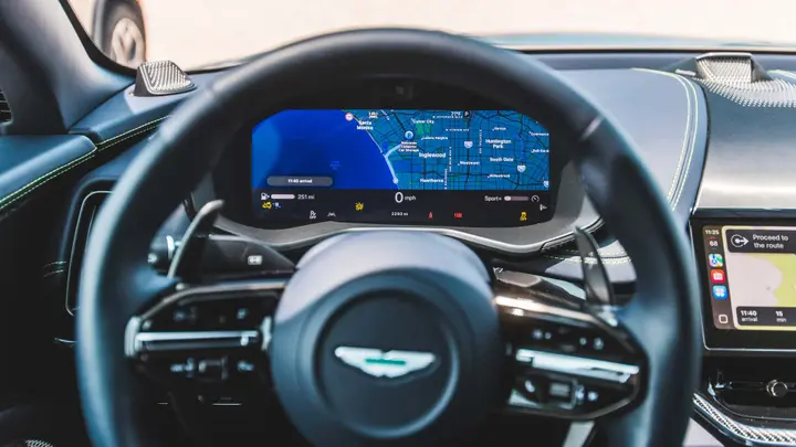 Nell'immagine si vede il cruscotto con Apple CarPlay ultra all'interno della Aston Martin DBX