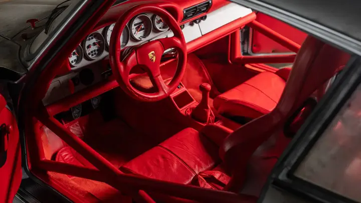 Nell'immagine si vedono gli interni rossi della Porsche Carrera RSR Strassenversion