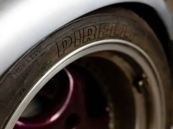 Nell'immagine si vedono gli pneumatici originali della Porsche Carrera RSR Strassenversion