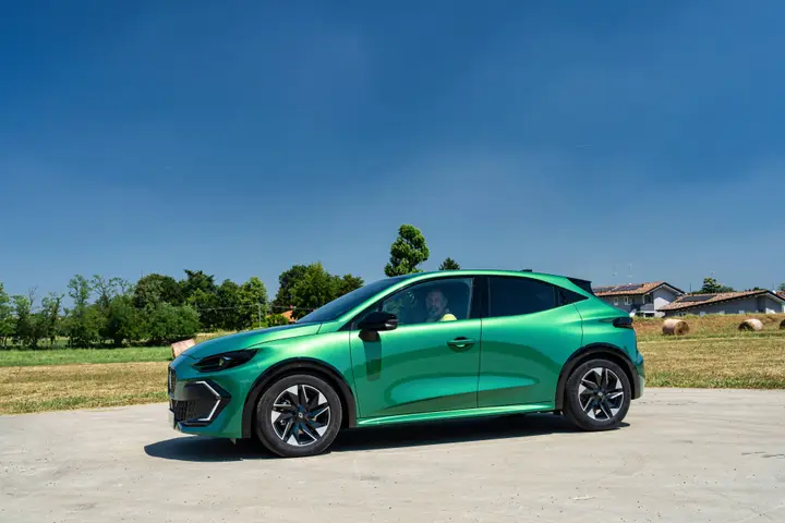 Renault Clio GPL verde su strada cielo azzurro sportività