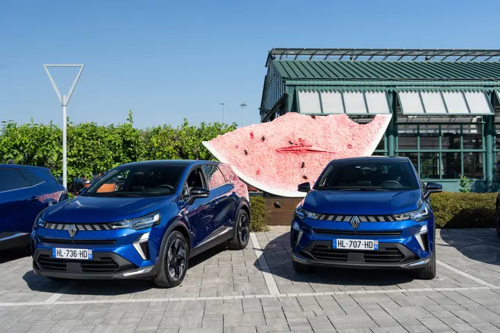 Renault Symbioz GPL blu su sfondo vegetazione con anguria