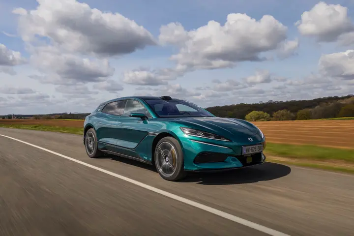 Denza Z9GT 2026 prova su strada dinamica anteriore 3 4