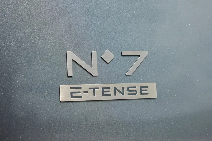 DS N°7 2026 dettaglio logo E-Tense