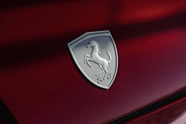 Logo cavallino coniato