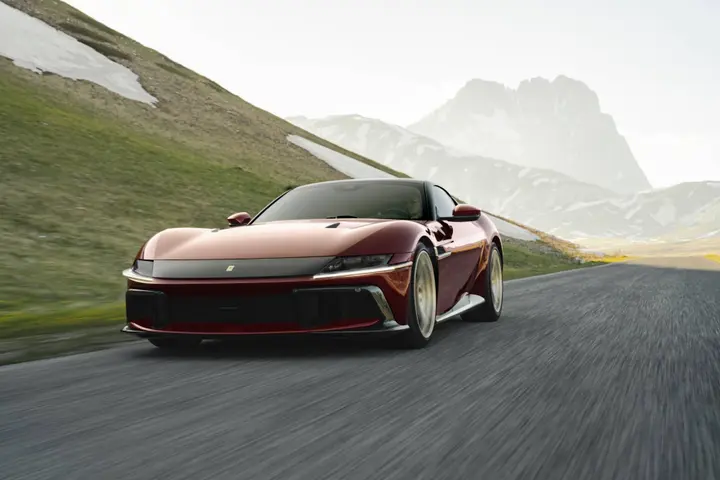 Ferrari 12Cilindri Manuale dinamica laterale frontale di colore rosso