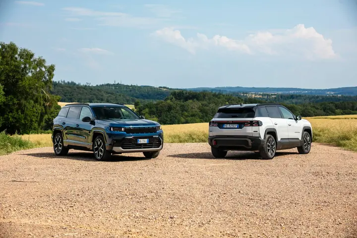 Jeep Compass ibrida ed elettrica 4xe una a fianco all'altra