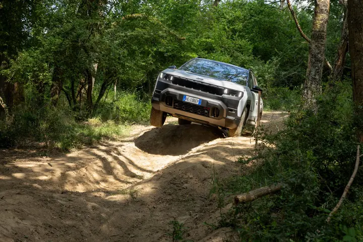 Jeep Compass 4xe in fuoristrada