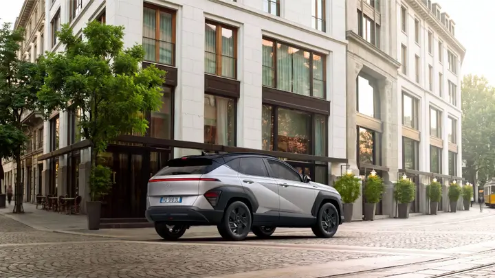 KONA Dark Line posteriore un po' laterale dell'auto in una vita tra i palazzi della città