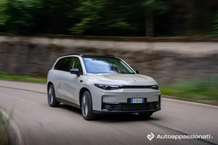 Leapmotor C10 REEV dinamica anteriore curva laterale