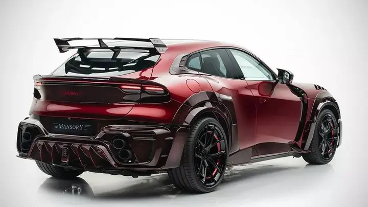 Nell'immagine si vede una Ferrari Purosangue Pugnator modificata da Mansory
