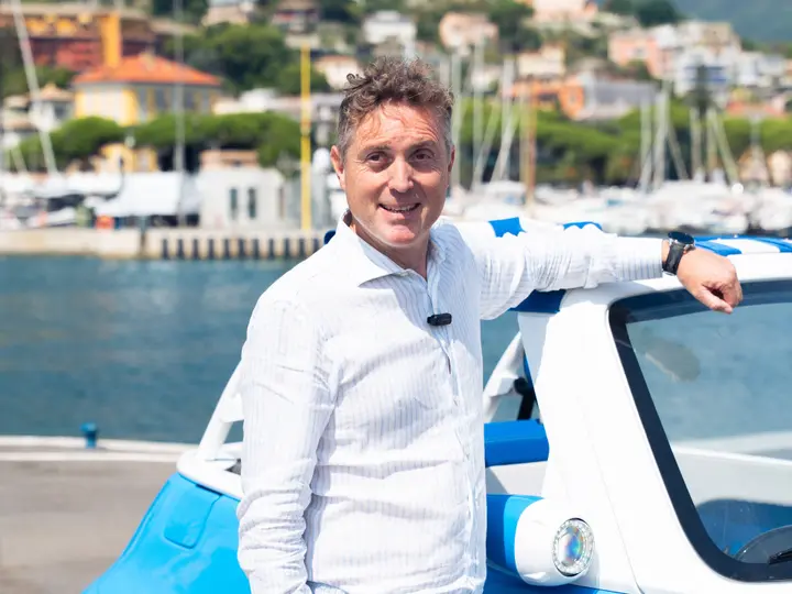 Nell'immagine si vede il County Manager di Microlino Uberto Gavazzi che posa a fianco della Spiaggina