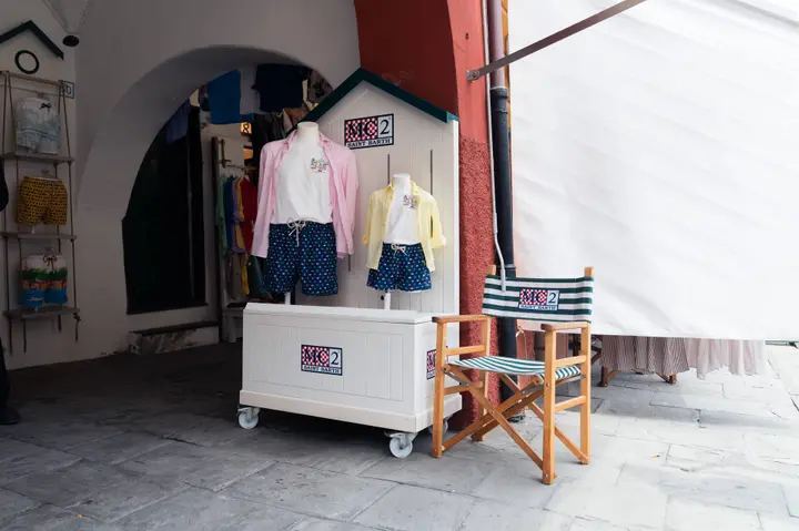 Nell'immagine si vede il costume in collaborazione tra MC2 Saint Barthes e Microlino a Portofino